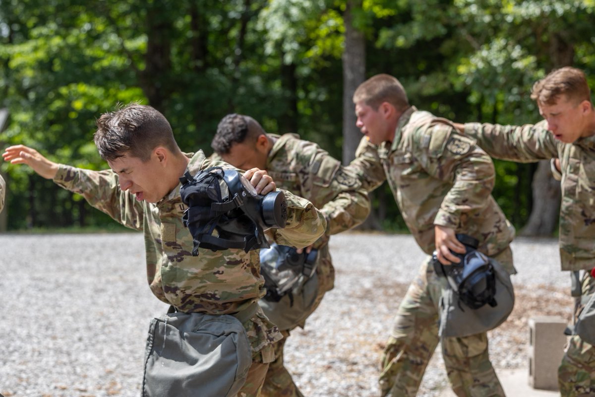 ArmyROTC's tweet image. Masks on for Cadets assigned to 8th Regiment #AdvancedCamp as they embrace the Confidence Chamber.
Click the link in our bio for more #CST2025 content! 馃敆
馃摳: Briana Pace, Indiana University, CST Public Affairs Office