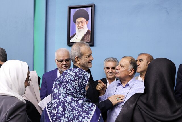 isna_farsi's tweet image. پزشکیان در دیدار جمعی از اعضای جبهه اصلاحات: امروز حتی آمادگی داریم با اپوزیسیون گفتوگو کنیم
اصلاحات زمانبر است و برخی تغییرات ممکن است یک دهه زمان نیاز داشته باشند
در بسیاری از زمینهها با مشکل مواجه هستیم
حل مسائل کشور نیازمند گفتوگو و نه تقابل است
isna.ir/xdTNFR