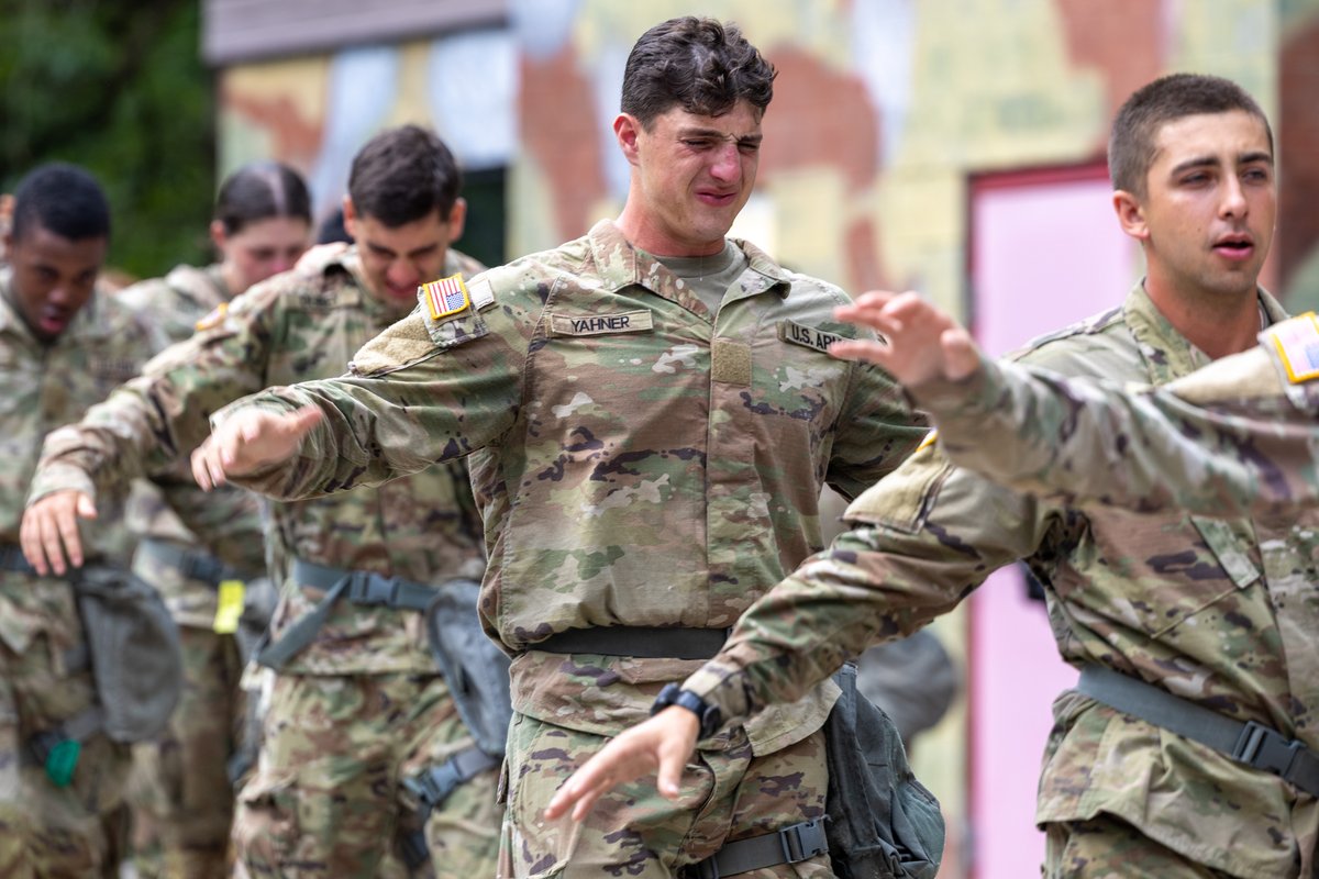 ArmyROTC's tweet image. Masks on for Cadets assigned to 8th Regiment #AdvancedCamp as they embrace the Confidence Chamber.
Click the link in our bio for more #CST2025 content! 馃敆
馃摳: Briana Pace, Indiana University, CST Public Affairs Office