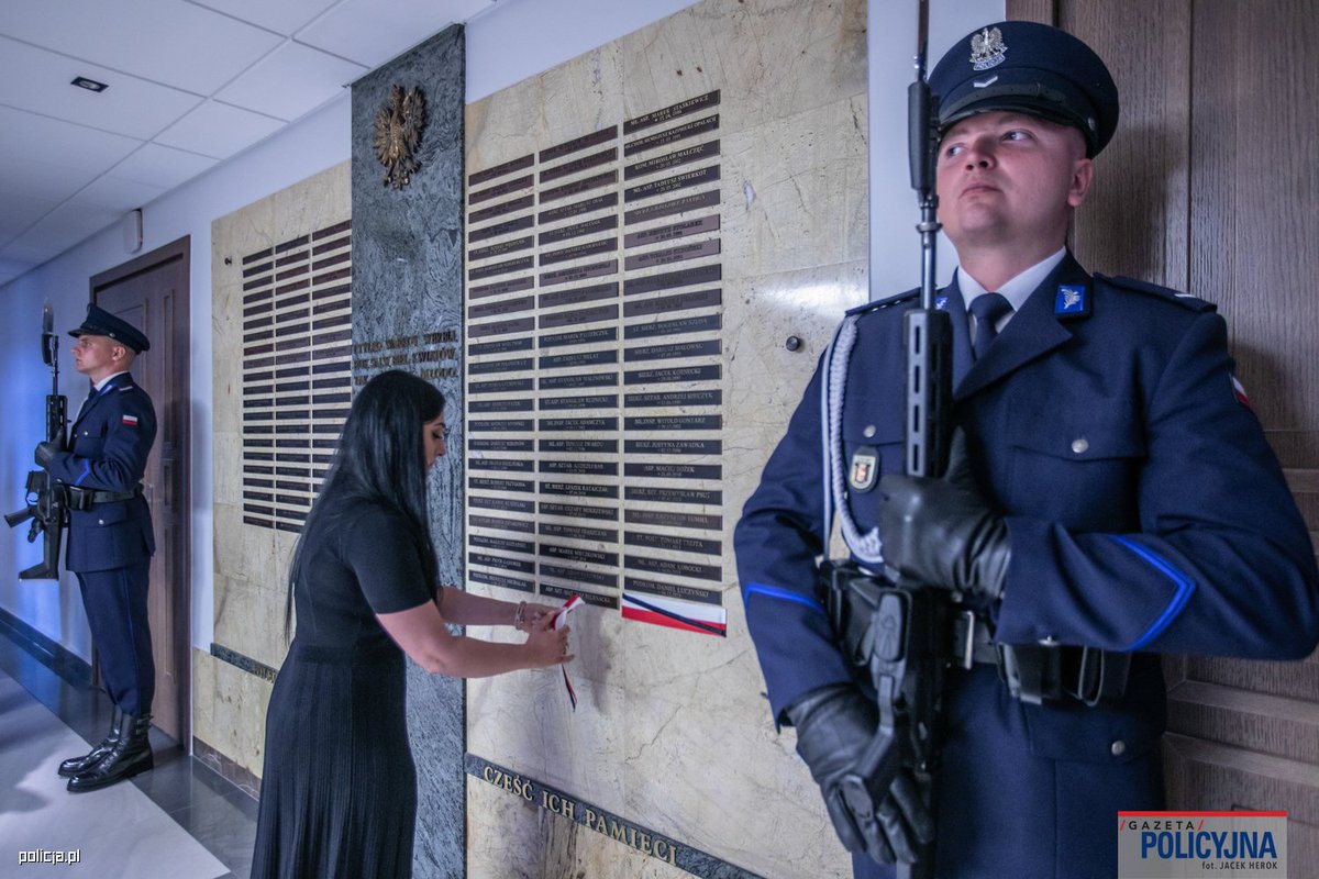PolskaPolicja's tweet image. 📍 Przed Tablicą Pamięci w Komendzie Głównej Policji w Warszawie odbyła się dzisiaj uroczystość odsłonięcia tabliczek epitafijnych dwóch funkcjonariuszy, którzy polegli na służbie: asp. szt. Mateusza Biernackiego i insp. Andrzeja Harasia.
🫡 Podczas corocznych obchodów Święta…