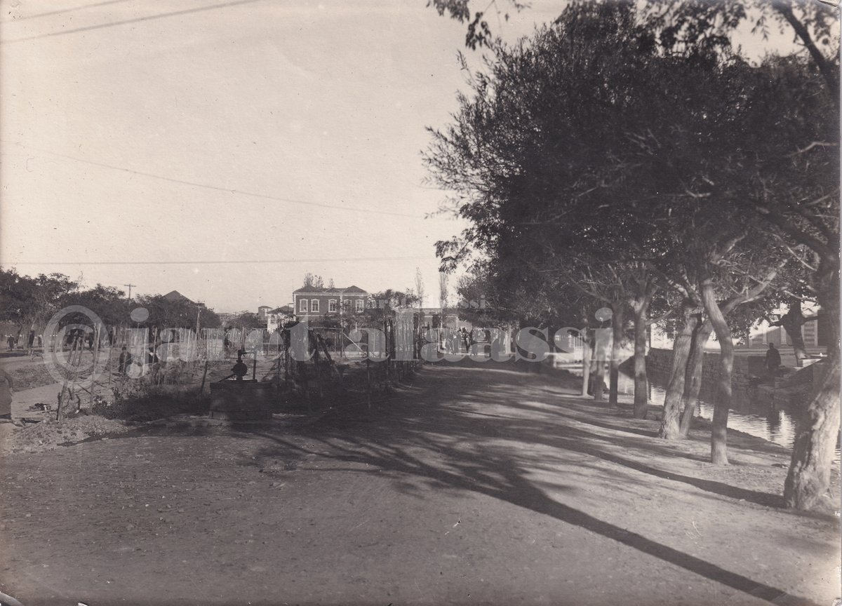 jaretalaassi's tweet image. الصورة الأصلية لبطاقة بريدية رائجة لشارع السرايا في مدينة حمص عام 1930s . وتبدو الساقية المجاهدية على يمين الصورة.
Homs