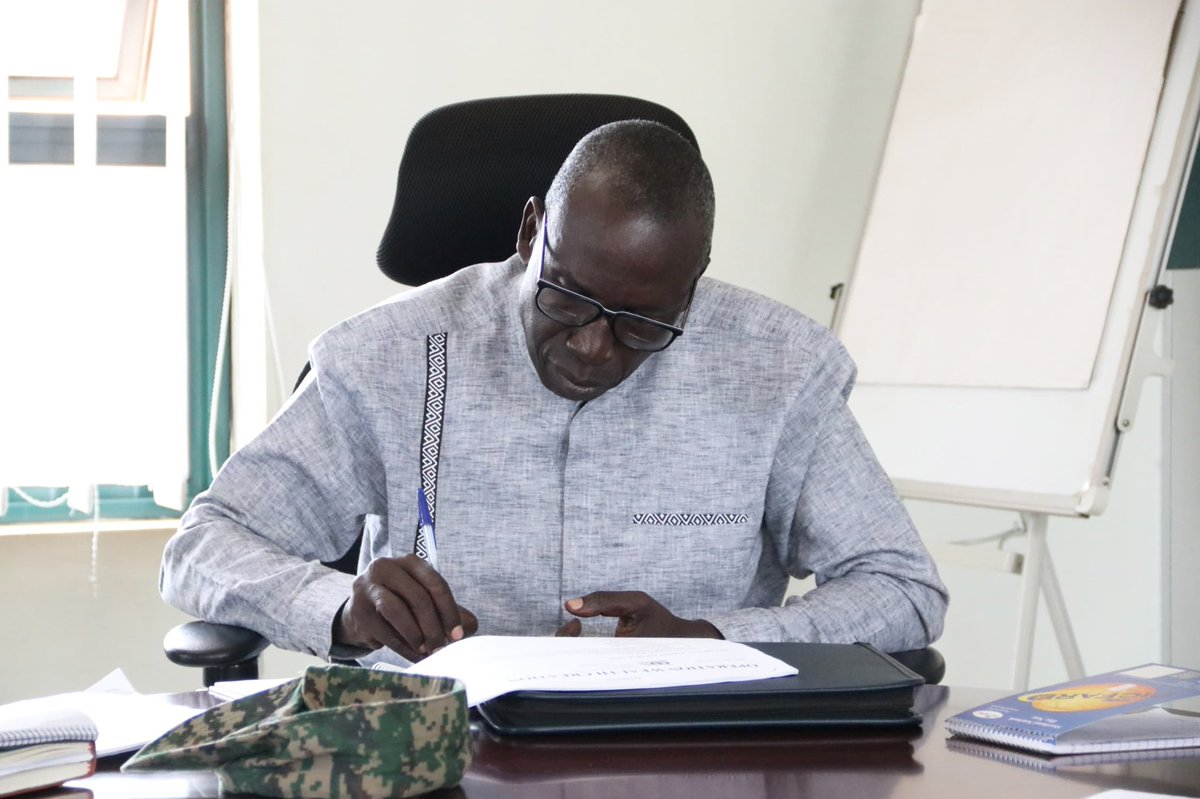 OWC_ug's tweet image. Kampala, 22 July 2025 — Maj Gen (Rtd) Michael Ondoga has officially assumed the role of Operation Wealth Creation (OWC) Coordinator for the West Nile Region. The handover ceremony, held at OWC headquarters in Kamwokya, was led by Brig Gen Godfrey Muwanguzi, Deputy Chief…