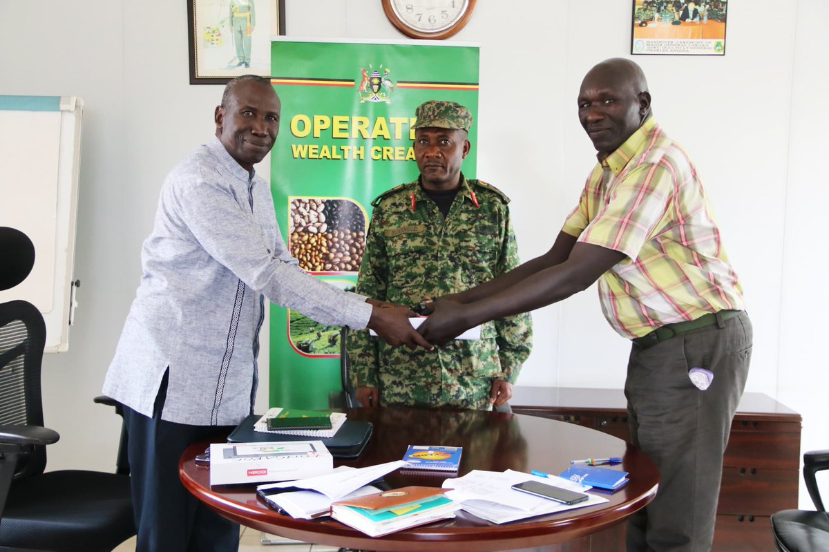 OWC_ug's tweet image. Kampala, 22 July 2025 — Maj Gen (Rtd) Michael Ondoga has officially assumed the role of Operation Wealth Creation (OWC) Coordinator for the West Nile Region. The handover ceremony, held at OWC headquarters in Kamwokya, was led by Brig Gen Godfrey Muwanguzi, Deputy Chief…
