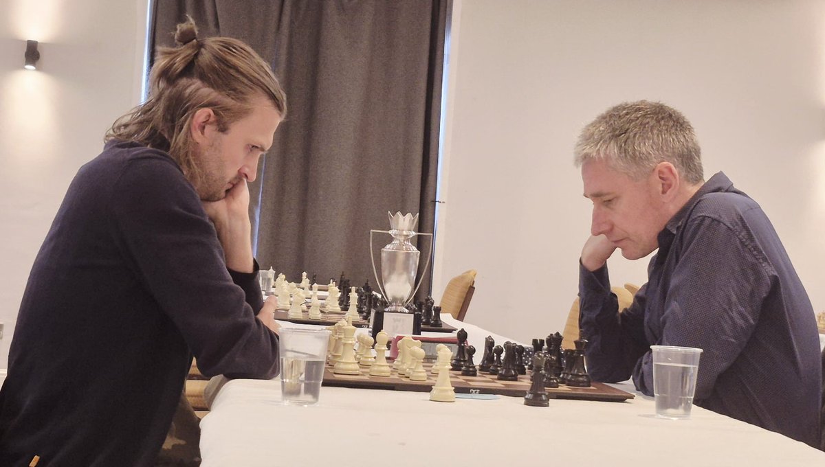 2700chess (@2700chess) on Twitter photo 🏴 Adams (2662.5) wins the 2025 ECF English Championship after defeating Vitiugov 2.5:1.5 in the playoff. Both scored 6/7 in the Open section, but Michael was stronger in the blitz 2700chess.com/games/adams-vi…
📸via <a href="/ecfchess/">English Chess Federation (ECF)</a> 🏴 Adams (2662.5) wins the 2025 ECF English Championship after defeating Vitiugov 2.5:1.5 in the playoff. Both scored 6/7 in the Open section, but Michael was stronger in the blitz 2700chess.com/games/adams-vi…
📸via <a href="/ecfchess/">English Chess Federation (ECF)</a>