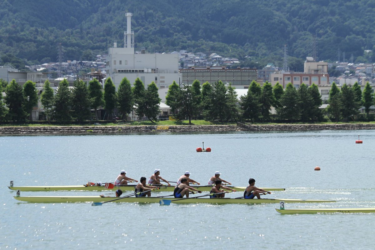 kaze_rowing's tweet photo. 昨日の近医体
男子4+決勝900㍍付近のラストの攻防。
逃げる暁、追い上げるARES、食い下がる伊佐那。
暁強かった。
#Rowing #近医体　
#舵手付きフォア　#関西みらいRowingセンター https://t.co/ZtQGWBV2ua
