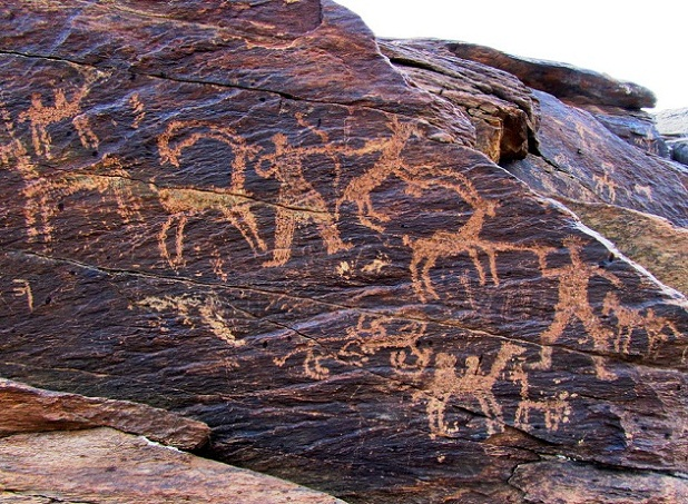 beforethewest's tweet image. Tucked away in the Teimareh region of central Iran 🇮🇷 lies a remarkable gallery of ancient rock art—an often overlooked legacy of early human expression. These petroglyphs, carved into dark stone surfaces, depict scenes of hunting, animal figures, and mysterious anthropomorphic…
