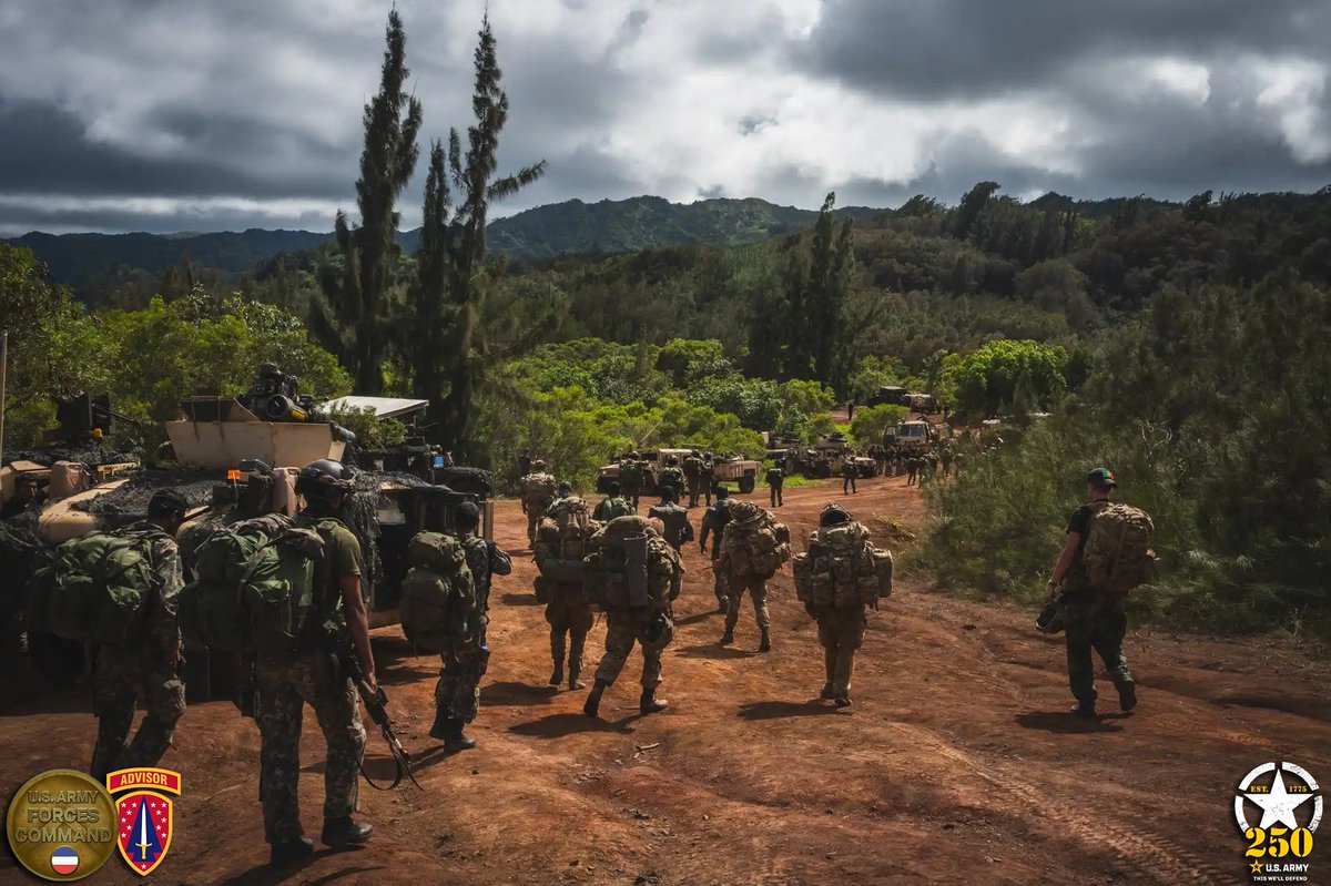 FORSCOM's tweet image. 🌏 During #SFACWeek, we’re spotlighting 5th SFAB Advisors—training with UK and Thai forces at JPMRC 25-01 in Hawaii. From ambush drills to drone overwatch, this was more than training—it was a rehearsal for Indo-Pacific ops. ⚔️
#Army250 #Readiness @armysfabs @USArmy