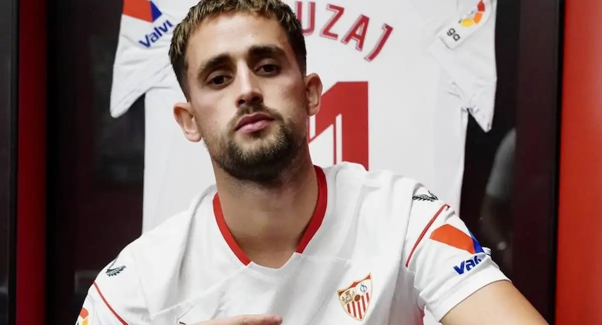 solofichajes123 (@solofichajes123) on Twitter photo Problemas en el <a href="/SevillaFC/">Sevilla Fútbol Club</a> con la salida de sus descartes. Informa <a href="/CanalSurRadio/">Canal Sur Radio</a> que Adnan Januzaj le comunica al club que NO está dispuesto a perdonar su ficha de 2,8 millones de euros limpios por temporada y sigue buscando algún equipo que asuma su elevado salario Problemas en el <a href="/SevillaFC/">Sevilla Fútbol Club</a> con la salida de sus descartes. Informa <a href="/CanalSurRadio/">Canal Sur Radio</a> que Adnan Januzaj le comunica al club que NO está dispuesto a perdonar su ficha de 2,8 millones de euros limpios por temporada y sigue buscando algún equipo que asuma su elevado salario