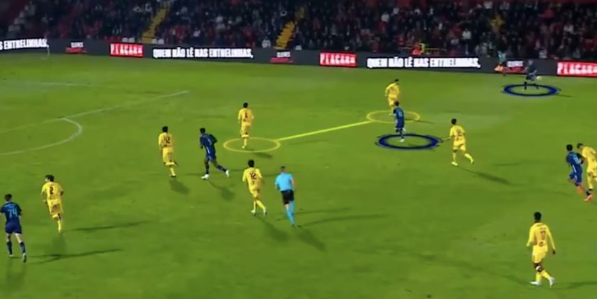 ⚽ 2:2 aan de zijkant uitspelen
❓ Heeft de back rugdekking?
👉 2:1 creëren met de back

🔗 Zie de link in de bio!