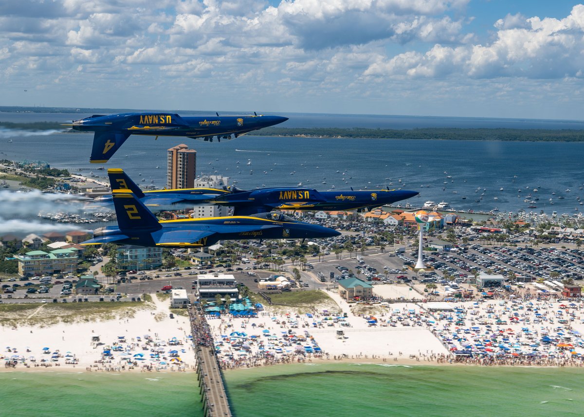 USNavy's tweet image. 🎯✈️ Zero margin for error.
@BlueAngels perform at the Pensacola Beach Air Show.
#USNavy #BlueAngels #Navy250 #FlyNavy