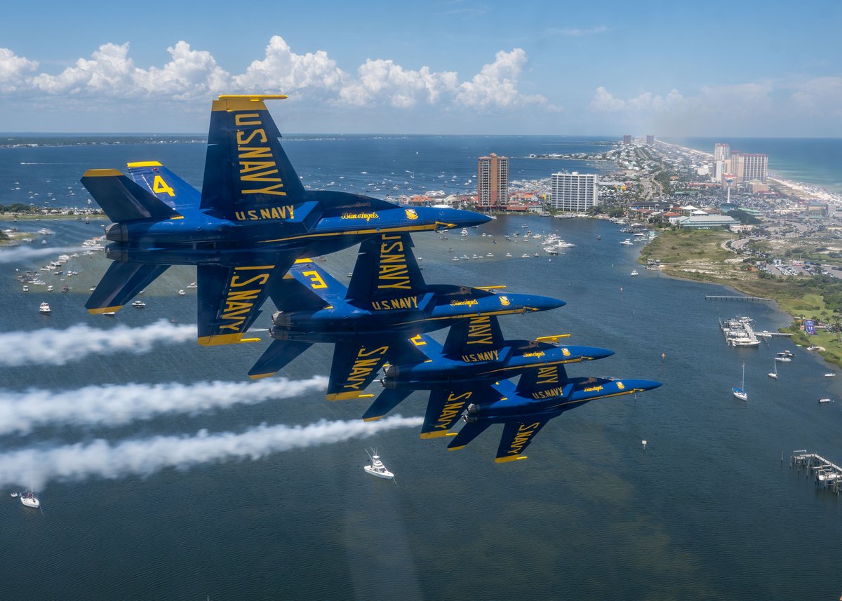 USNavy's tweet image. 🎯✈️ Zero margin for error.
@BlueAngels perform at the Pensacola Beach Air Show.
#USNavy #BlueAngels #Navy250 #FlyNavy