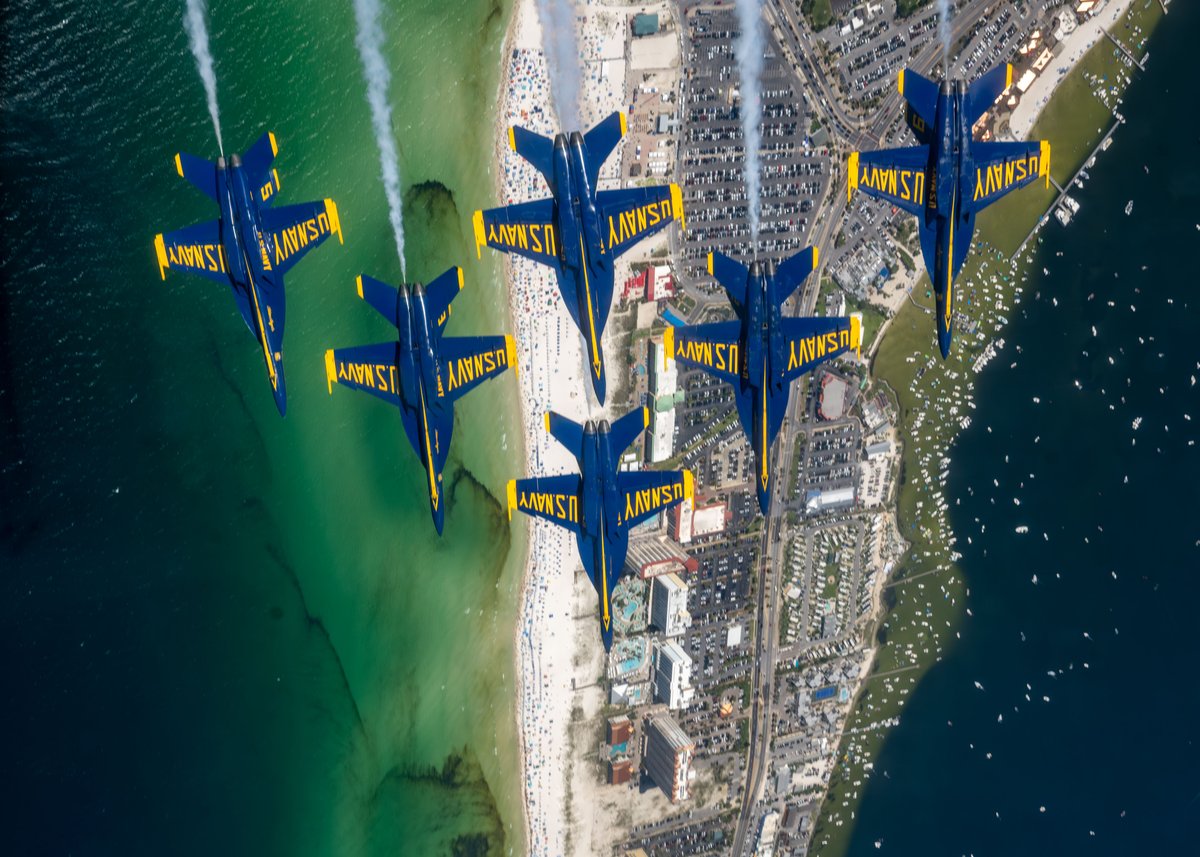 USNavy's tweet image. 🎯✈️ Zero margin for error.
@BlueAngels perform at the Pensacola Beach Air Show.
#USNavy #BlueAngels #Navy250 #FlyNavy