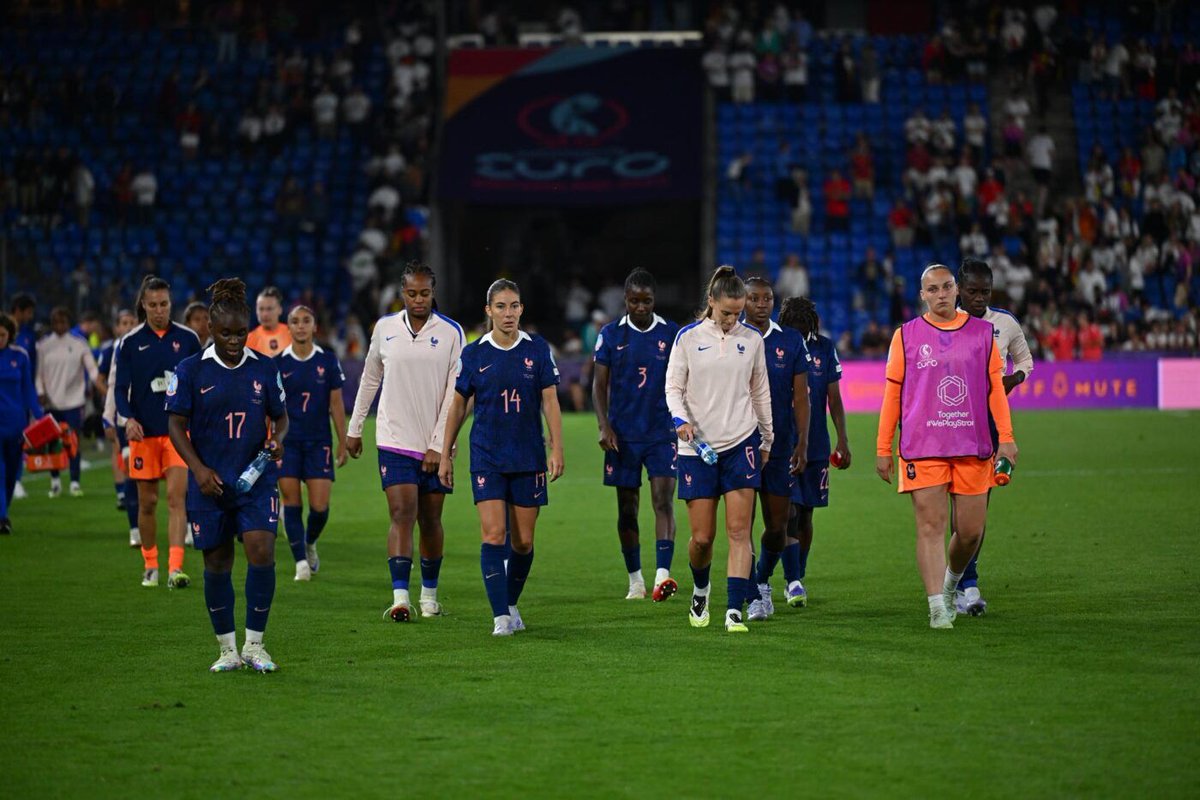 sofoot's tweet photo. 🔵 La France a perdu, et les haters se sont réveillés.

➡️ Les Bleues éliminées , une nouvelle walk of shame : https://t.co/dUCVFn9qID https://t.co/Z8E7OXksoN