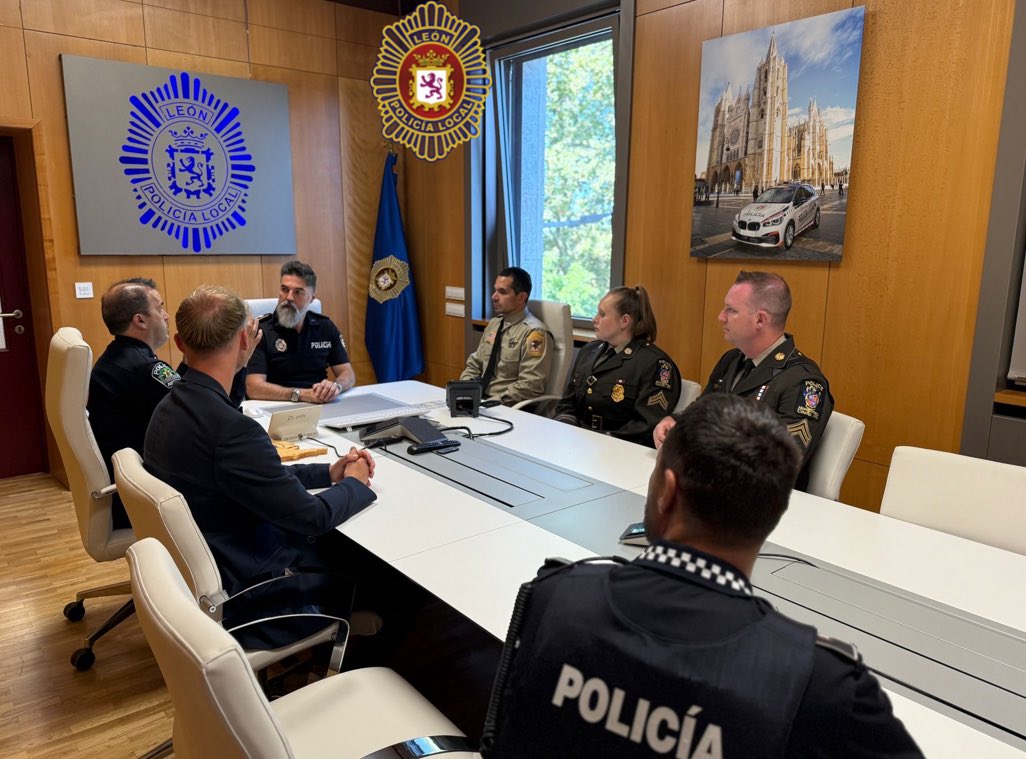 Policía Local de León (@leonpolicia) on Twitter photo Visita de policías (Maryland,Wisconsin, Texas y Alemania) pertenecientes a la Asociación de Intercambio Policial Internacional <a href="/StarspainE/">STARSPAIN-International Police Exchange</a> ,a las instalaciones de #Tu092León en #LeónEsp ,donde han sido recibidos por el Intendente, Jefe del Cuerpo de Policía Local. Visita de policías (Maryland,Wisconsin, Texas y Alemania) pertenecientes a la Asociación de Intercambio Policial Internacional <a href="/StarspainE/">STARSPAIN-International Police Exchange</a> ,a las instalaciones de #Tu092León en #LeónEsp ,donde han sido recibidos por el Intendente, Jefe del Cuerpo de Policía Local.