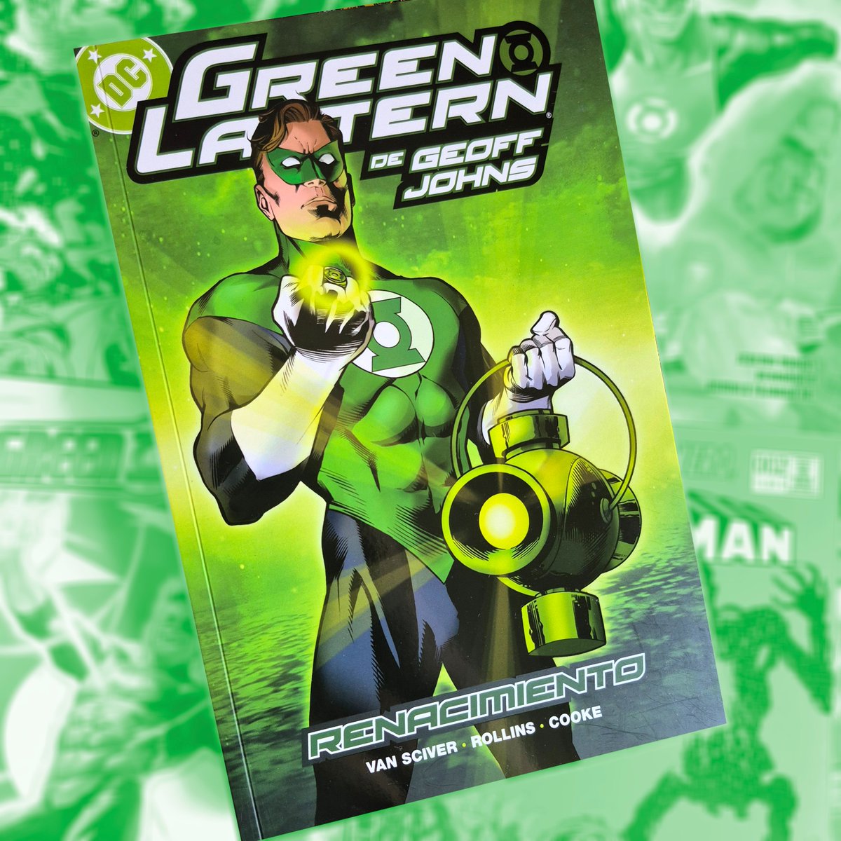 PaniniComicsEsp's tweet image. 💚BIBLIOTECA GREEN LANTERN DE GEOFF JOHNS 1
#24del7
"En el día más brillante, en la noche más oscura..."
Comienza la recopilación de la etapa completa de Geoff Johns al frente de Green Lantern. Todo empieza con el renacimiento de Hal Jordan en 2004, después de que, como…