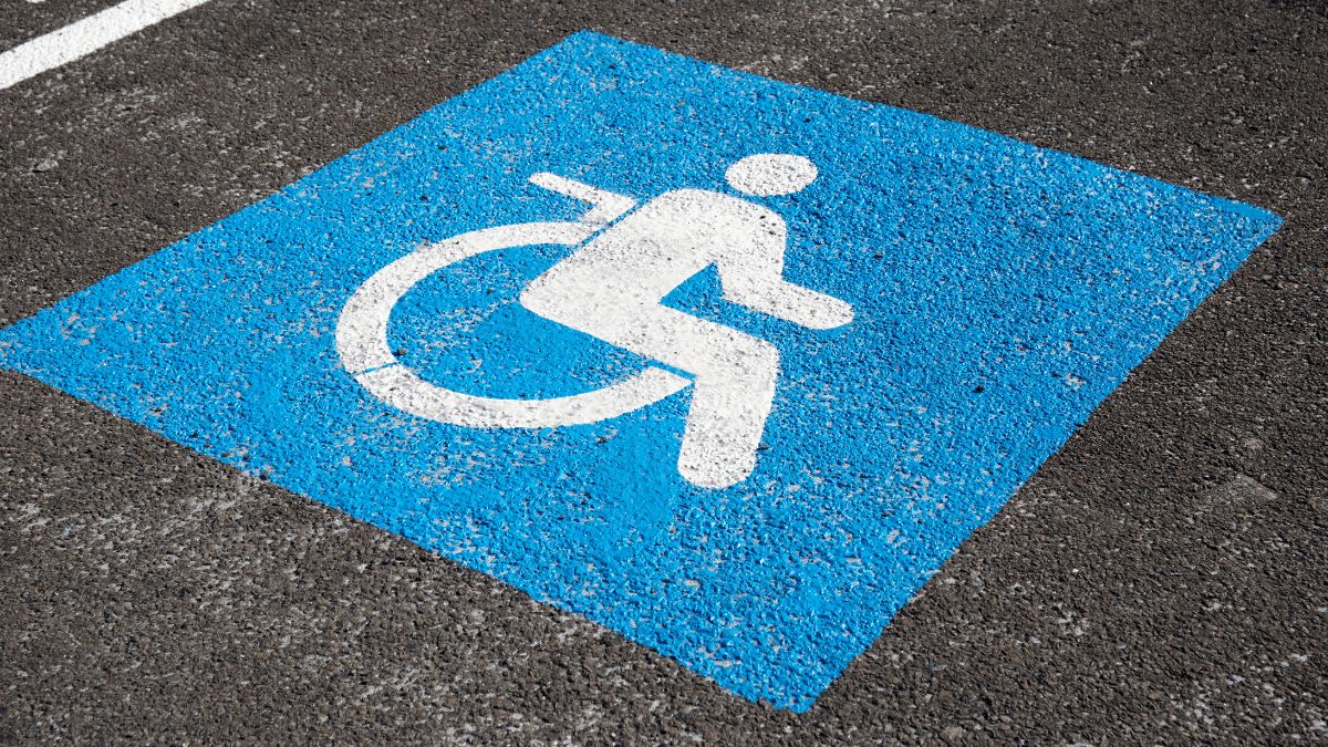 ADSTallahassee's tweet image. Driving an accessible van? Make parking less stressful with our quick guide on permits, placards, and parking do’s and don’ts.

Read more: buff.ly/hO9PGUW
#ADSTallahassee #AdvancedDrivingSystems #Gainesville