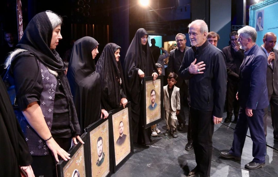 drpezeshkian2's tweet image. دکتر مسعود پزشکیان با حضور در ویژهبرنامه ملی «تا ابد ایران»؛ بزرگداشت شهدای فرهنگ، هنر و رسانه جنگ تحمیلی ۱۲ روزه با رژیم صهیونیستی از خانواده شهدا تجلیل کرد.