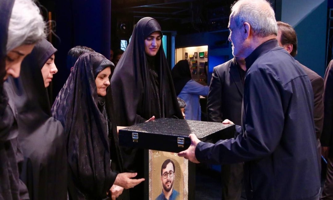 drpezeshkian2's tweet image. دکتر مسعود پزشکیان با حضور در ویژهبرنامه ملی «تا ابد ایران»؛ بزرگداشت شهدای فرهنگ، هنر و رسانه جنگ تحمیلی ۱۲ روزه با رژیم صهیونیستی از خانواده شهدا تجلیل کرد.