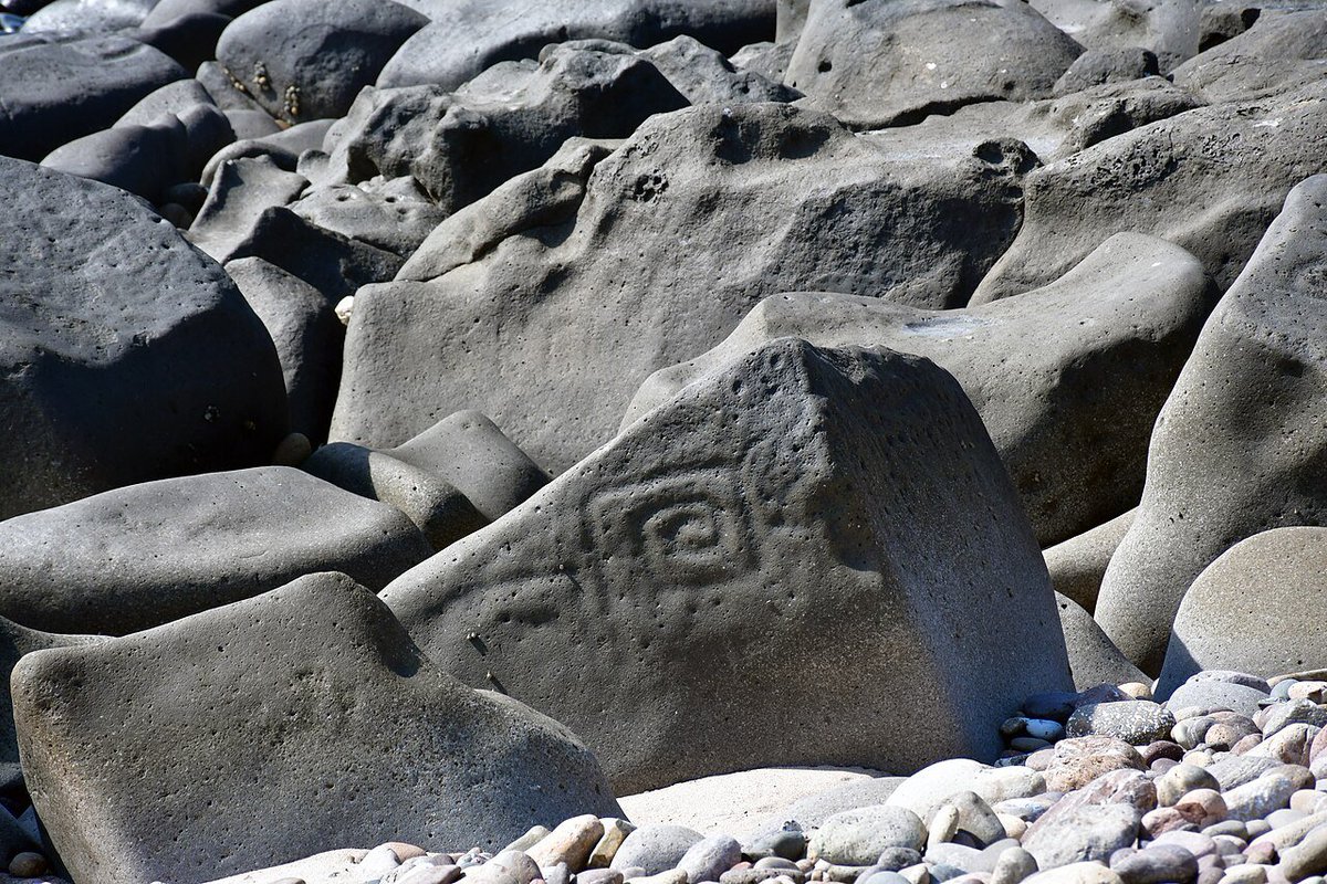beforethewest's tweet image. Scattered across the wave-washed volcanic rocks of Sinaloa’s coastline, the petroglyphs of Las Labradas form one of Mexico’s 🇲🇽 most enigmatic archaeological sites. These ancient carvings, etched by early Indigenous peoples possibly over 1,000 years ago, display an array of…