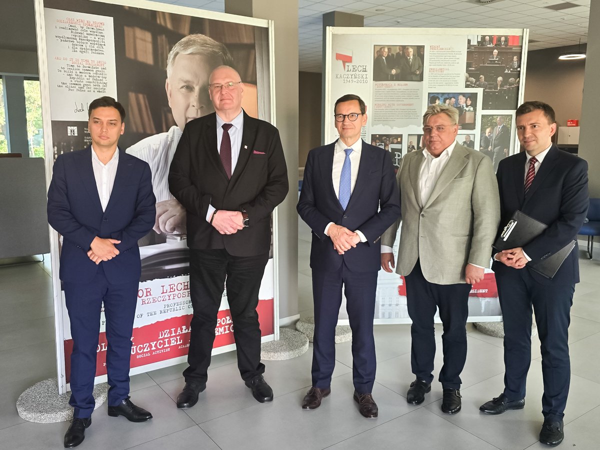 TK_GOV_PL's tweet image. ♟ Prezes TK Bogdan Święczkowski uczestniczył jako gość honorowy w X Międzynarodowym Festiwalu Szachowym im. Lecha Kaczyńskiego.
Trybunał Konstytucyjny został uhonorowany za zaangażowanie i wypożyczył organizatorom wystawę poświęconą śp. Prezydentowi RP.
🔗…