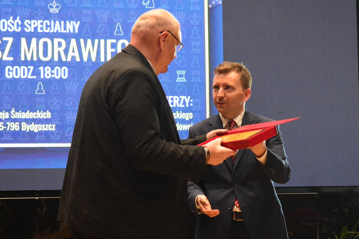 TK_GOV_PL's tweet image. ♟ Prezes TK Bogdan Święczkowski uczestniczył jako gość honorowy w X Międzynarodowym Festiwalu Szachowym im. Lecha Kaczyńskiego.
Trybunał Konstytucyjny został uhonorowany za zaangażowanie i wypożyczył organizatorom wystawę poświęconą śp. Prezydentowi RP.
🔗…
