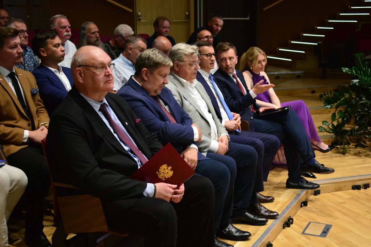 TK_GOV_PL's tweet image. ♟ Prezes TK Bogdan Święczkowski uczestniczył jako gość honorowy w X Międzynarodowym Festiwalu Szachowym im. Lecha Kaczyńskiego.
Trybunał Konstytucyjny został uhonorowany za zaangażowanie i wypożyczył organizatorom wystawę poświęconą śp. Prezydentowi RP.
🔗…