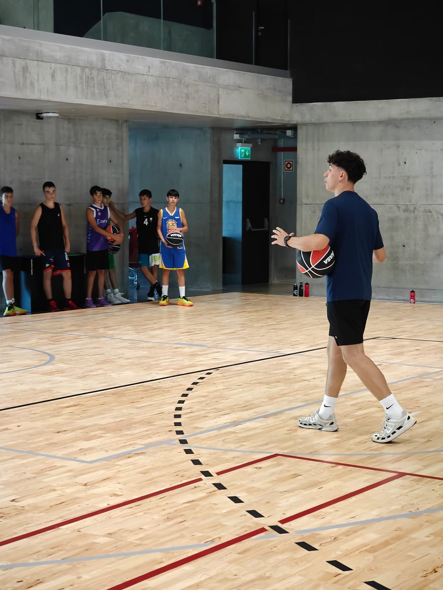 FBCyL's tweet image. ¡Arranca el Campus de Aveiro! 🏖️
Turno 1⃣ en marcha con 95 jugadores y jugadoras que ya han realizado sus primeras sesiones de entrenamiento 💪
¡A por una semana inolvidable!