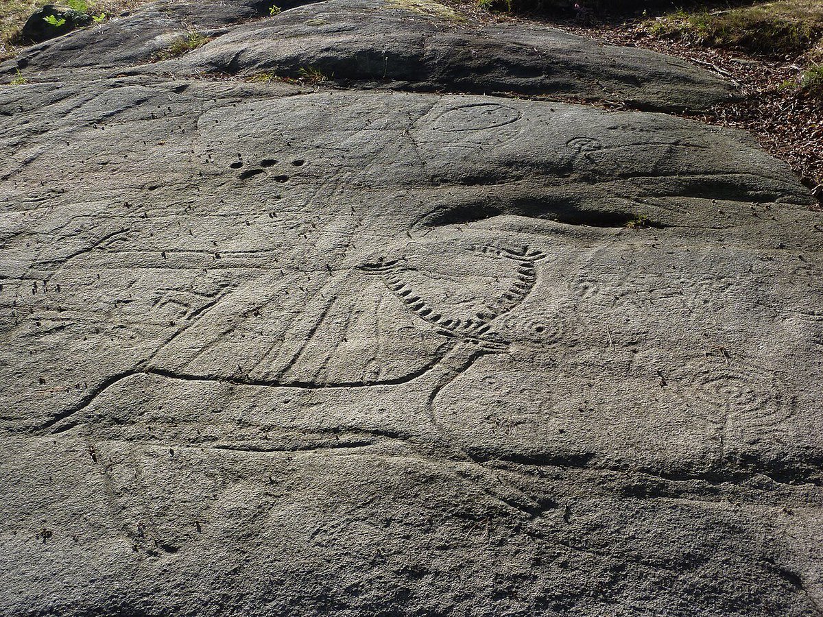 beforethewest's tweet image. Carved into the granite bedrock of Galicia’s Campo Lameiro 🇪🇸 region, the petroglyphs of Laxe dos Carballos offer a stunning glimpse into the minds of Europe’s early inhabitants. Dating back to the 4th–2nd millennium BCE, these carvings blend abstract symbolism with scenes of…