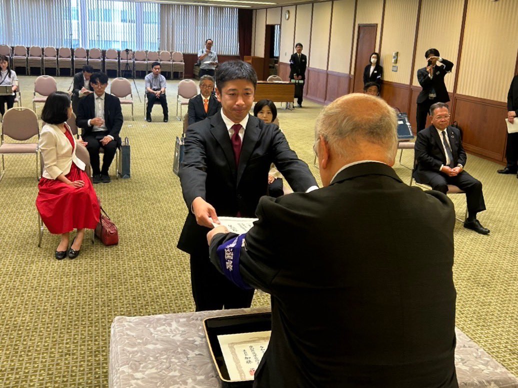 Image for the Tweet beginning: 📜【参議院議員 当選証書付与式】

本日、愛知県選挙管理委員会より
「当選証書」を拝受いたしました。

596,180票。
その一票一票の重みを、改めて胸に刻みました。

この証書は、責任の証です。

身の引き締まる思いで、ここから本当のスタート。… 