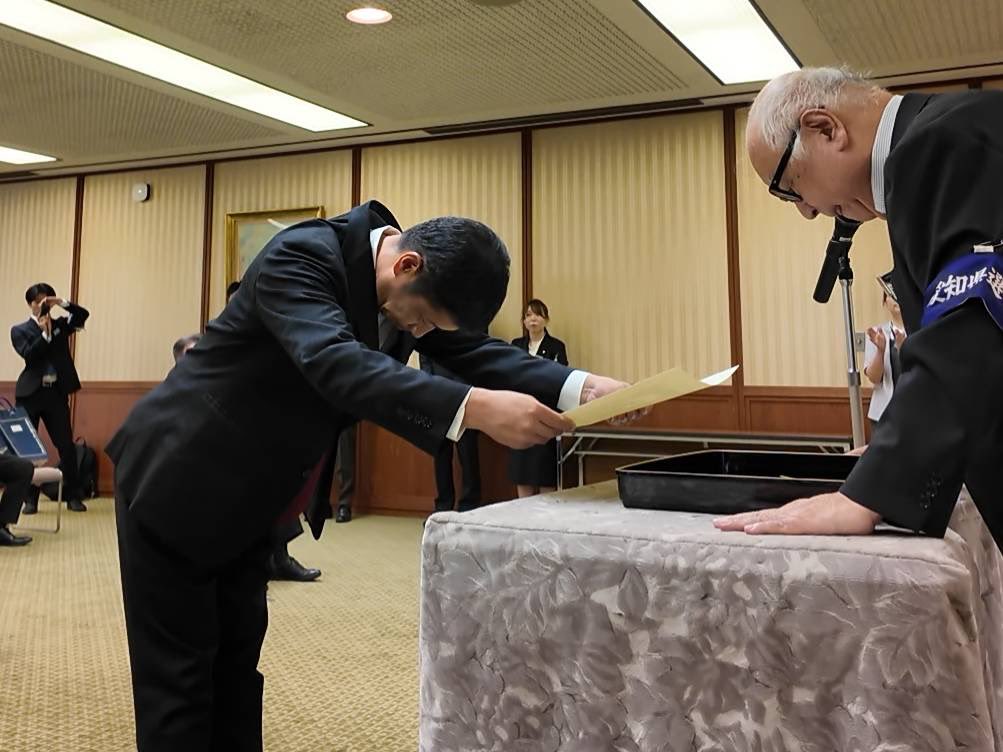 Image for the Tweet beginning: 📜【参議院議員 当選証書付与式】

本日、愛知県選挙管理委員会より
「当選証書」を拝受いたしました。

596,180票。
その一票一票の重みを、改めて胸に刻みました。

この証書は、責任の証です。

身の引き締まる思いで、ここから本当のスタート。… 