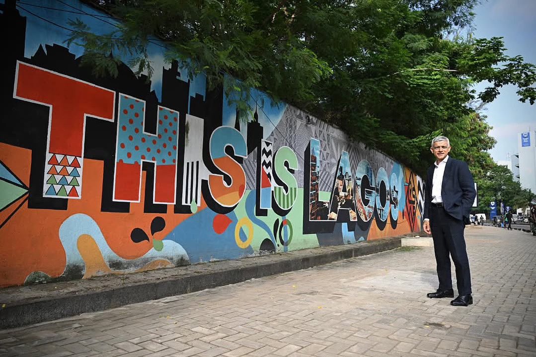 tokunbo_wahab's tweet image. During a recent visit to Lagos, the Mayor of London, Mr Sadiq Khan @MayorofLondon stopped to admire a mural commissioned by @LASPARKLagos in collaboration with @inscribe.art and @lasaa_online as a piece for the upcoming Lagos Street Art Festival.
#ThisIsLagos