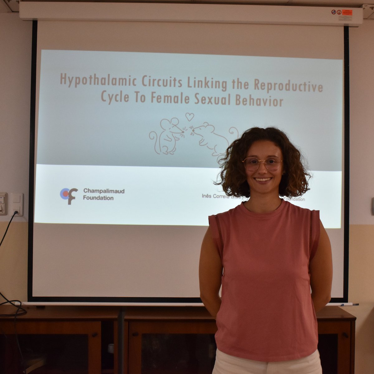 NeuroAlc's tweet image. Today, Inês Correia Dias @InesCoDias from @LimaLab3 @Neuro_CF offered us a fantastic #SeminarsIN about hypothalamic circuits linking reproductive cycle to female sexual behavior.
Great talk, thank you! 👏
@CSIC @CSICval @UniversidadMH @FelixFelxfel
