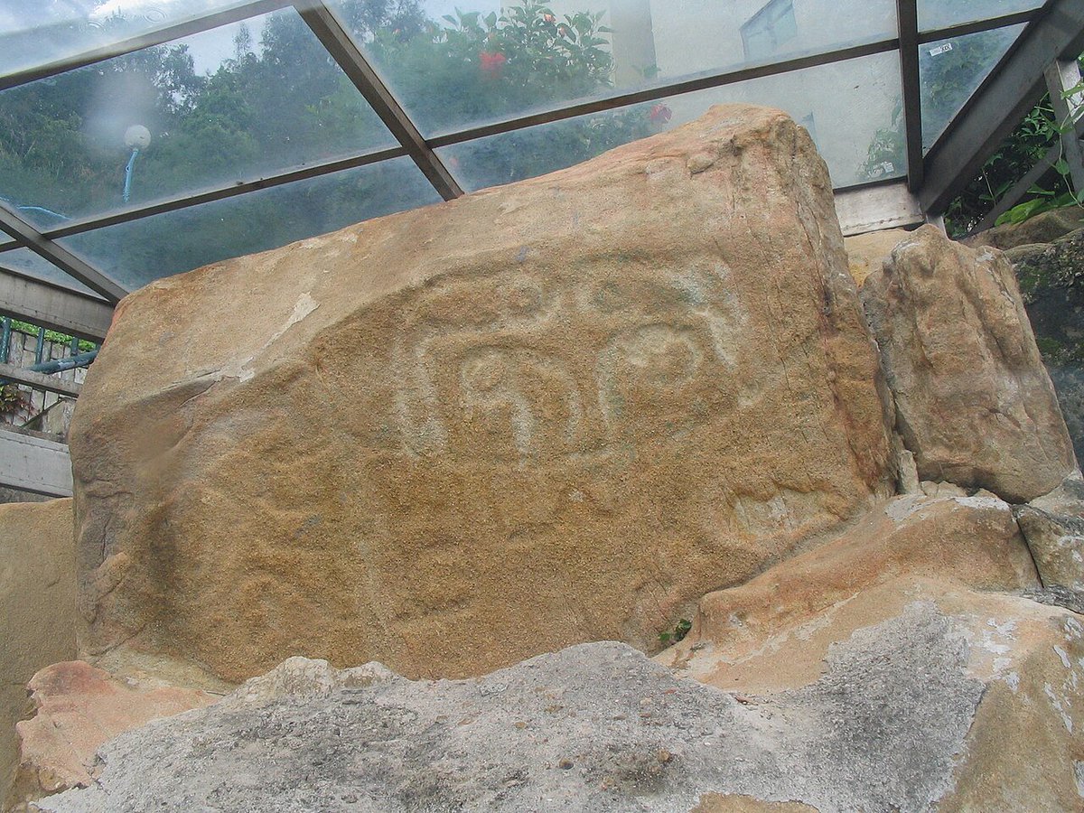 beforethewest's tweet image. Hidden beneath a protective shelter on Cheung Chau Island in Hong Kong 🇭🇰 lies one of the region's most enigmatic prehistoric treasures: an ancient rock carving believed to date back over 3,000 years. The petroglyph, faintly visible on a large granite boulder, features swirling,…