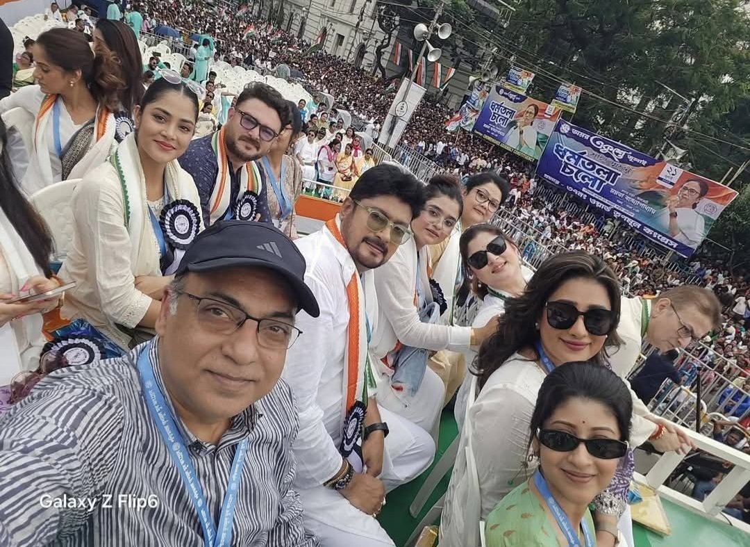 BanerjeeSanmoy's tweet image. যাক অরিন্দম শিলের ফাঁড়া কেটে গেল, পাগলু ড্যান্সের মঞ্চে মিষ্টি মিষ্টি হাসি নিয়ে, আর মা/ফিয়া স্বরূপ বাধা দেবে না, ওয়েল ডান অরিন্দম.. কিপ ইট আপ এই ধারা