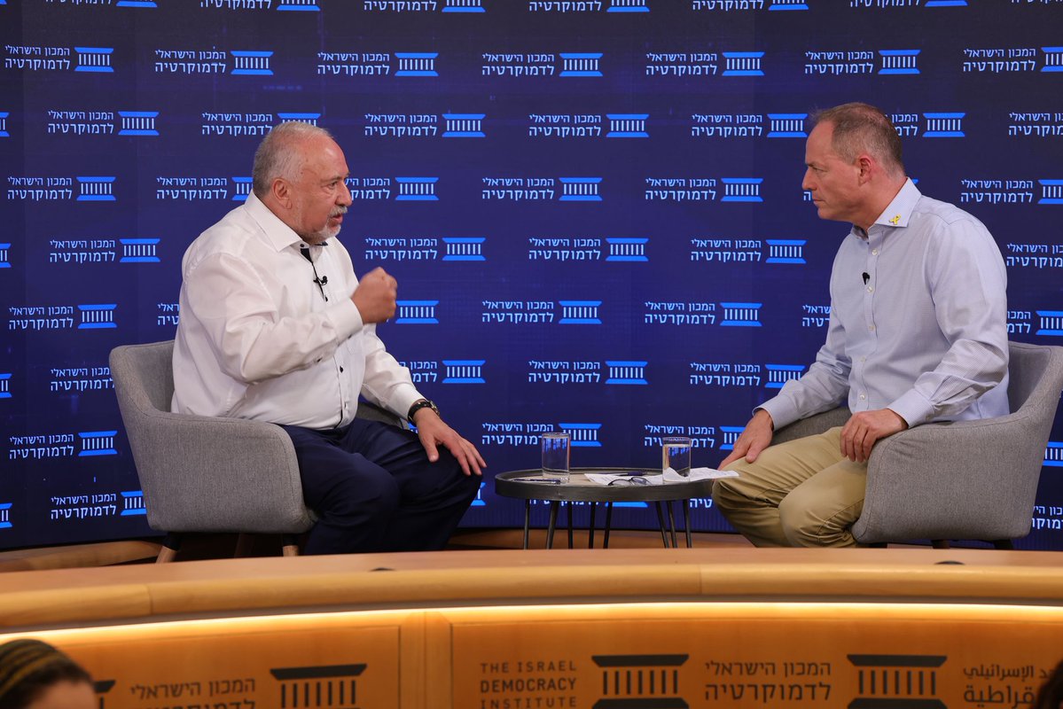 DemocracyIL's tweet image. ח"כ אביגדור ליברמן, לשעבר שר הביטחון; יו"ר ישראל ביתנו @AvigdorLiberman עם יוחנן פלסנר, נשיא המכון הישראלי לדמוקרטיה @yplesner בכנס #זמןהכרעה:
"תכלית החזית בעזה היא שימור הקואליציה. אין תכלית צבאית, החלטות מתקבלות בניגוד לדעתו של הרמטכ"ל, הדוגמא הבולטת ביותר היא "העיר…