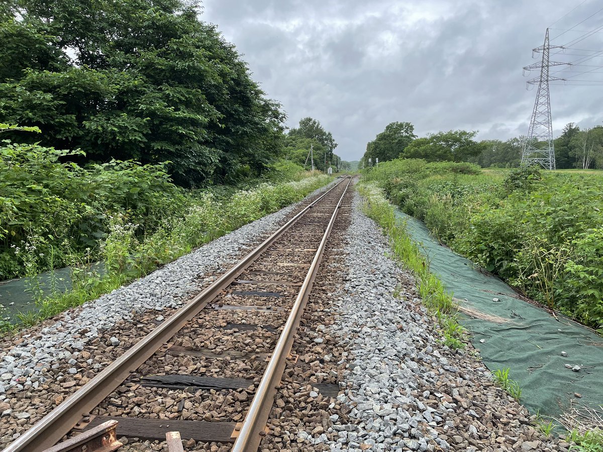 iwamizawa46's tweet image. 21時の札幌29℃、エアコン無い生活には戻れません。しかし明日から遅れている車両制作に専念するため扇風機しか常備していない岩見沢の工場へ寝泊まり…北村のセコマでアイスを買い、アクエリアスと麦茶を用意し、30分おきに強制的にコップ一杯を飲む。これくらいしないと熱中症になる過酷な作業です😅
