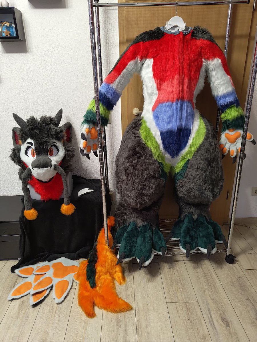 TinyKobl's tweet photo. Yulong The Dragon! 🐉 

- TPU printed head, fully lined with removable eyelids and tongue
- Digi bodysuit, sewn in padding with zippers
- lined and hidden body zipper
- armpit vent zippers
- floor dragger tail
- detachable feet
- indoor and outdoor soles

[Old work, Feb. 2025] https://t.co/kI41or705J