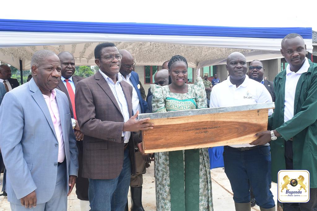BugandaKingdom_'s tweet image. Katikkiro atongozza enteekateeka y'okugaba emizinga gy'enjuki giyambeko okuwakisa emmwanyi. Asinzidde ku kyalo Ddiikwe ne Makukuba n'akwasa abalimi mu bitundu emizinga gino.
Mu buufu bwe bumu alangiridde kaweefube w'okusimba emiti emituba mu nnimiro giyambeko ku kisiikirize,…
