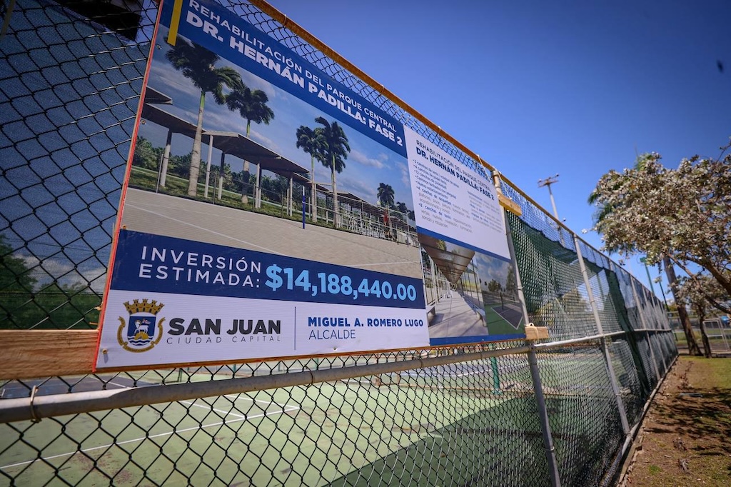 eyboricuapr's tweet image. El Municipio de San Juan anunció el comienzo de la segunda fase de rehabilitación del Parque Central Dr. Hernán Padilla, con una inversión de $14.2 millones. El proyecto incluye nuevas canchas de pádel, pickleball, voleibol playero y mejoras en áreas infantiles, pista y campo.…