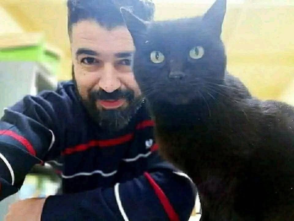 scorpionthedes1's tweet image. 🔴 الطبيب البيطري حسان حجيرة من قسنطينة أنقذ قطة مشردة عانت سنة كاملة من كيس مائي نادر
استأصل منها 200 كيس بحجم 5 لتر في حالة تعد  الأولى عالميا
القطة تعافت وبدأت تأكل وتشرب براحة ❤️
✔️شكرا للبيطري حسان حجيرة🇩🇿