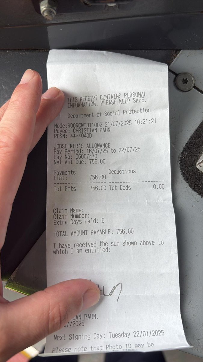 paulnolan19164's tweet image. Fella in work his mate drives the buses, roma gets on trying to use kids leapcard, he had murder with her & this falls out of her pocket😭