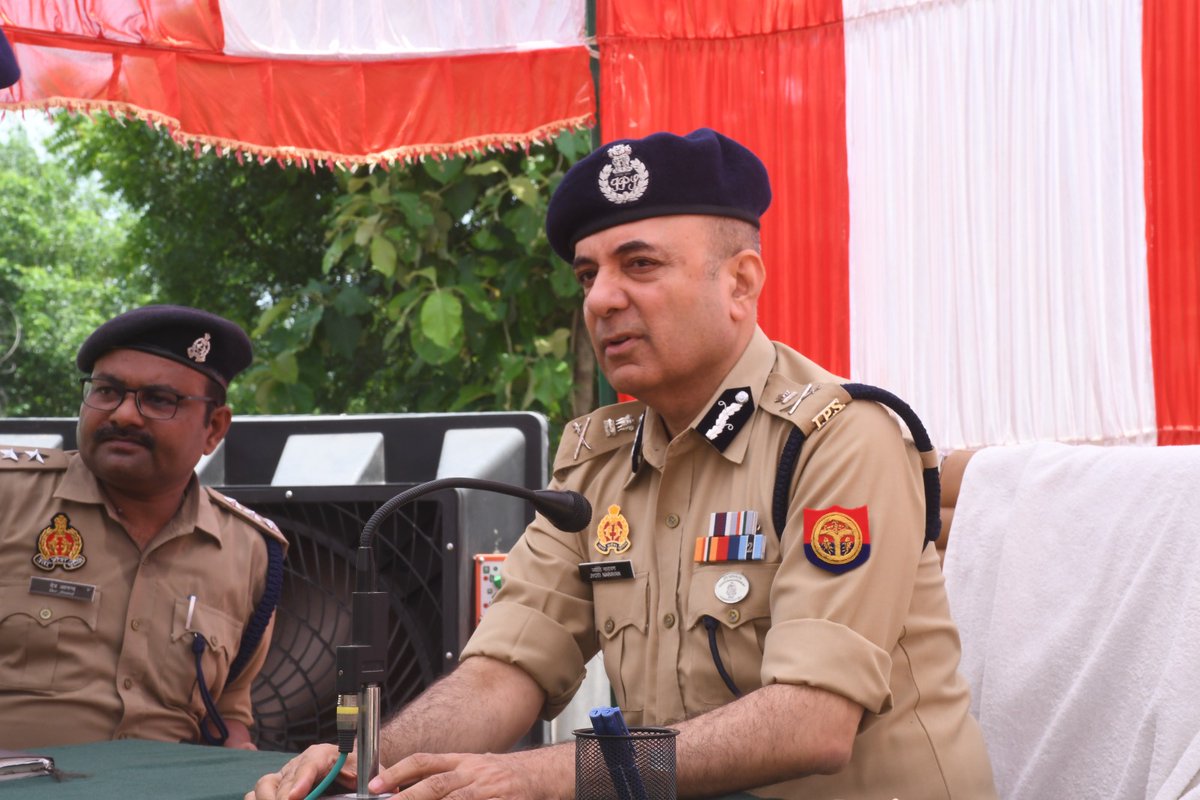 दिनांक 22.07.2025 को पुलिस प्रशिक्षण विद्यालय, कालपी, जालौन में आरक्षी नागरिक पुलिस का 09 माह आधारभूत प्रशिक्षण कोर्स को एडीजी श्री ज्योति नारायण, संस्था प्रमुख, पुलिस प्रशिक्षण विद्यालय कालपी, जालौन अन्य अधिकारीगण द्वारा मार्ग दर्शन किया गया।