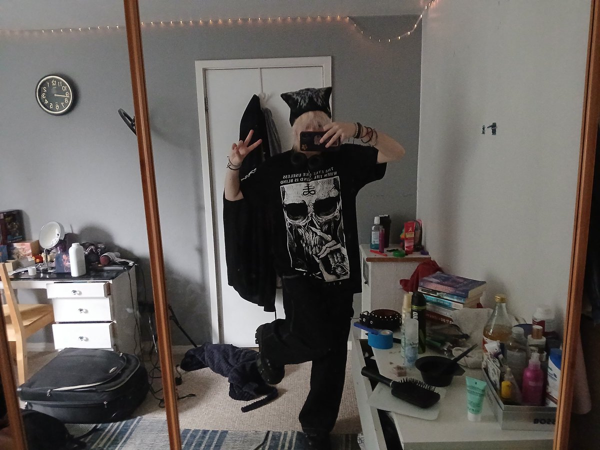 qvackles's tweet photo. today's fit!! celebrating with friends that im one year free of my evil ex LOL https://t.co/2iSyAnPHfB