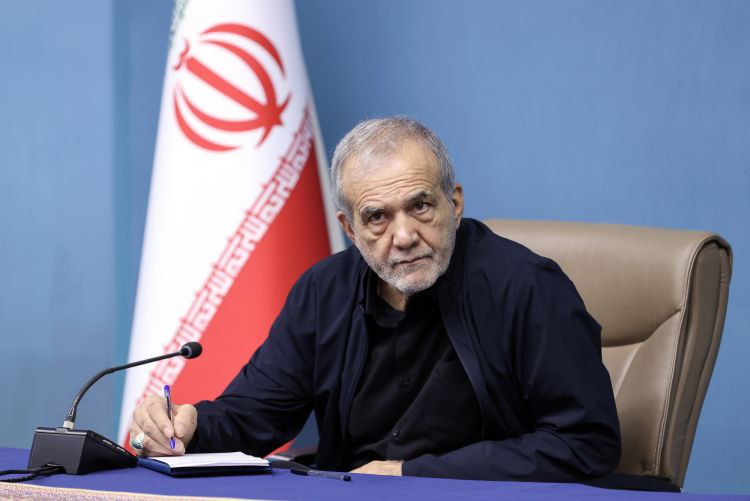 Rajanews_ir's tweet image. دیدار انتخاباتی پزشکیان با اعضای جبهه اصلاحات در وسط بحرانهای آب و برق!