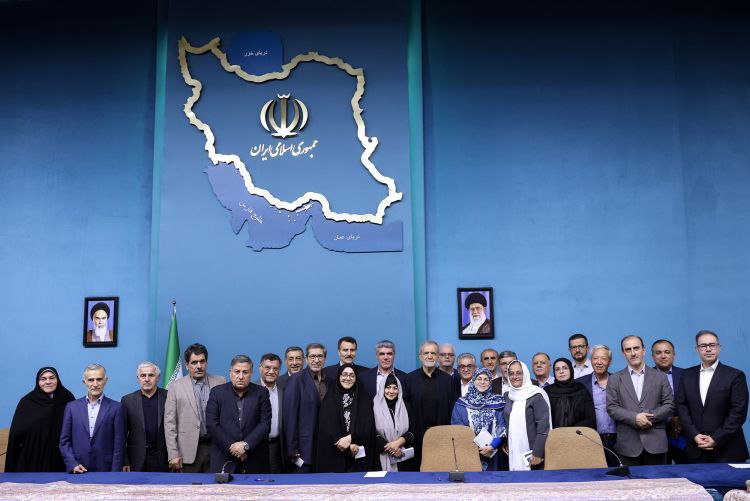 Rajanews_ir's tweet image. دیدار انتخاباتی پزشکیان با اعضای جبهه اصلاحات در وسط بحرانهای آب و برق!