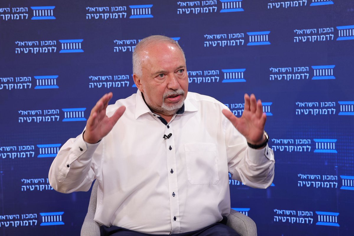 DemocracyIL's tweet image. ח"כ אביגדור ליברמן, לשעבר שר הביטחון; יו"ר ישראל ביתנו @AvigdorLiberman עם יוחנן פלסנר, נשיא המכון הישראלי לדמוקרטיה @yplesner בכנס #זמןהכרעה:
"המשחק מכור, נעשה דבר שהוא חסר תקדים: מדיחים את יו"ר ועדה הכי חשובה בכנסת, לא בגלל חוסר תפקוד ולא בגלל החלפת השלטון, אלא בגלל שהוא פועל…