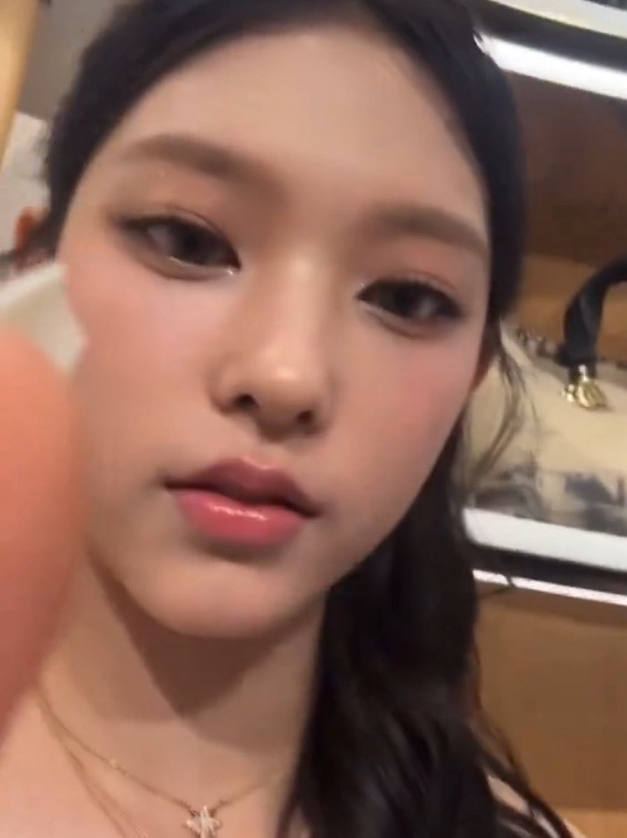 loxveishere's tweet image. 니 얼굴이 어디 안 가는데 내가 어딜 가