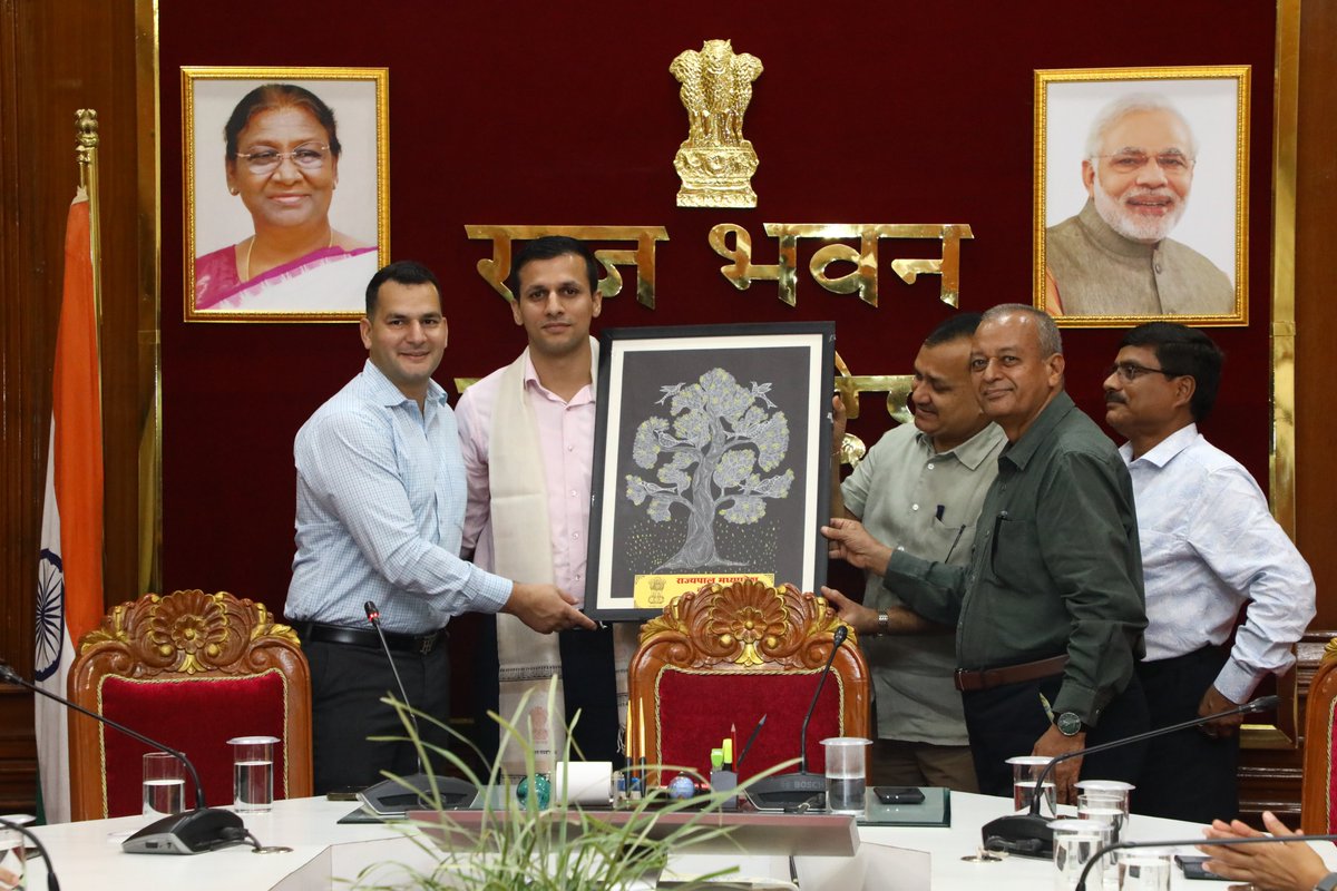 राज्यपाल की ओर से अपर सचिव श्री उमाशंकर भार्गव ने स्थानांतरित परिसहाय मेजर अतुल शर्मा को श्रीफल, अंग वस्त्र और स्मृति चिन्ह भेंट कर विदाई दी।