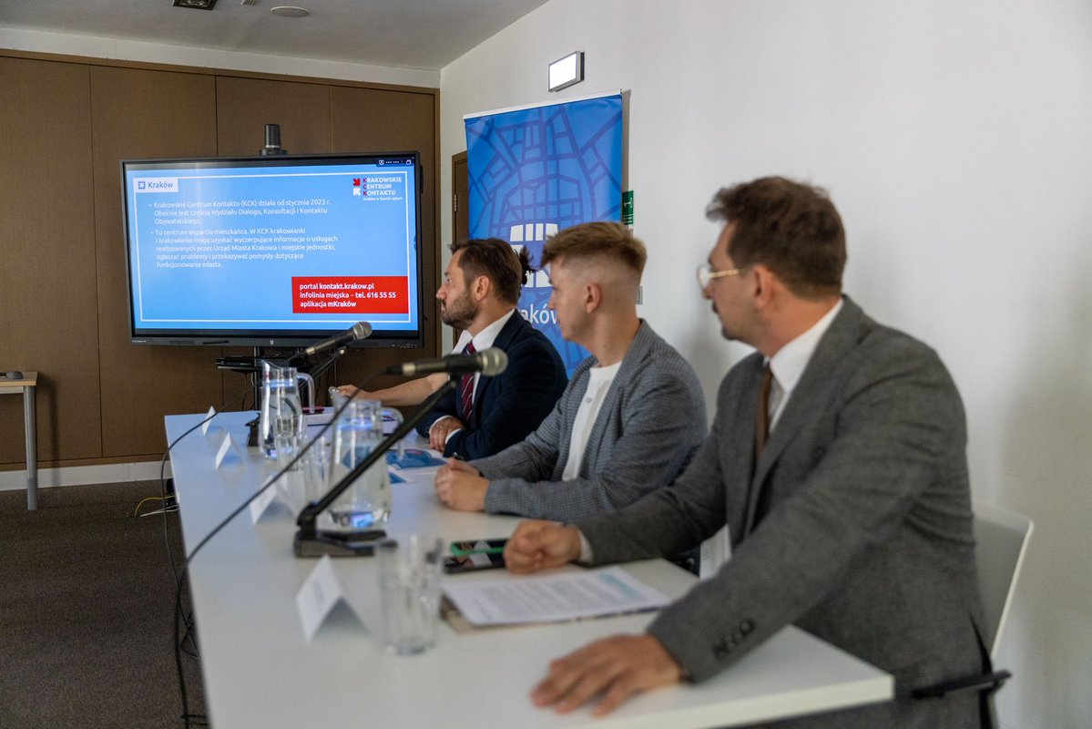 Miszalski_'s tweet image. Kraków coraz bliżej mieszkańców!
W pierwszym półroczu 2025 roku Krakowskie Centrum Kontaktu przyjęło rekordową liczbę Waszych zgłoszeń i pomysłów. Skutecznym działaniem miasta zakończyło się aż 83% interwencji, a ponad 50% pomysłów mieszkańców jest wdrażanych w życie.
Infolinia…