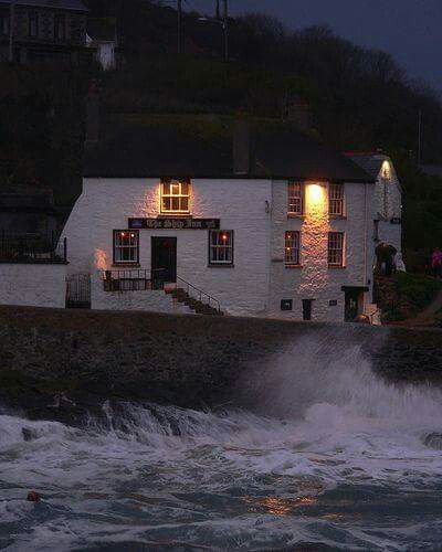 Britains___Pubs's tweet image. What a beautiful place to observe natures wrath.
The Ship Inn, Mount Pleasant Rd, #Porthleven, #Helston, #TR13